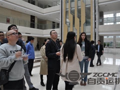 “老工業城市轉型升級走向 ”外國媒體自貢行——自貢運機參觀